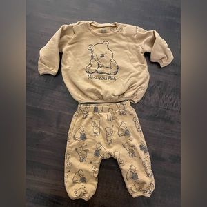 Winnie the pooh sweat suit size 4/6 month